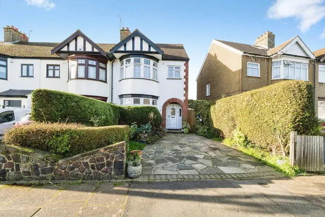 Applegarth Drive, Ilford, IG2, photo 1