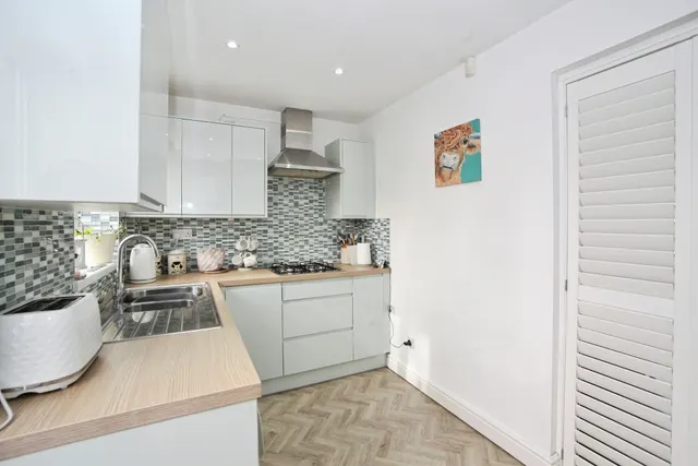 Pine Court Pontypridd, CF38, photo 2