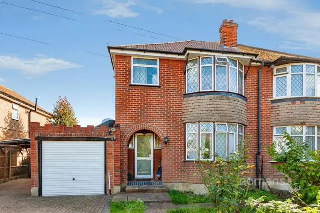 3 bedroom house, Dedworth Road, Windsor, SL4