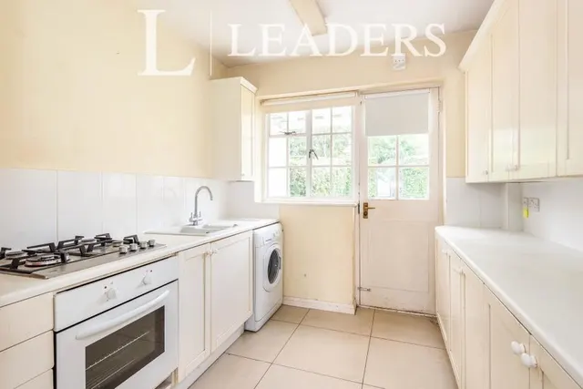 The Crescent, Redhill, RH1, photo 3