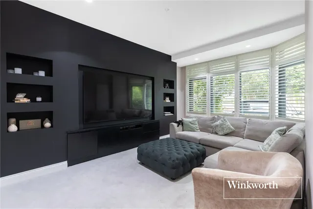 Bow Lane, Finchley, N12, photo 3