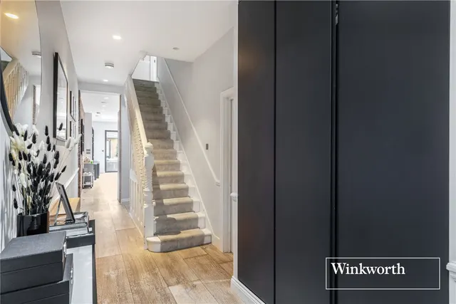Bow Lane, Finchley, N12, photo 2