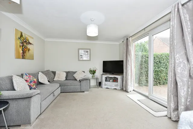 Deepwell Court, Halfway, Sheffield, S20, photo 1