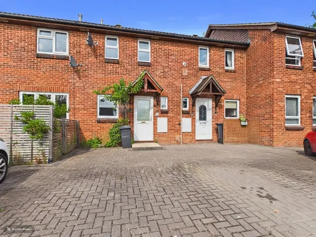 Bridgestone Drive, Bourne End, SL8, photo 1