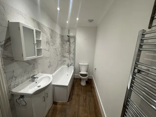 High Road, London, N12, photo 2
