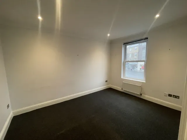 High Road, London, N12, photo 3