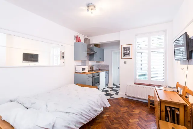 Photo 3 — 2 Carey Mansions, Rutherford Street, London
