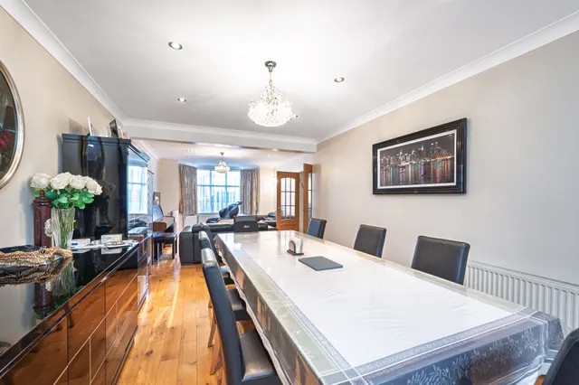 London, NW4, photo 3