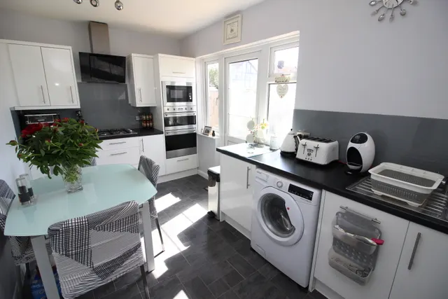 Photo 3 — Buckland Way, WORCESTER PARK, Surrey, Worcester Park, KT48NT