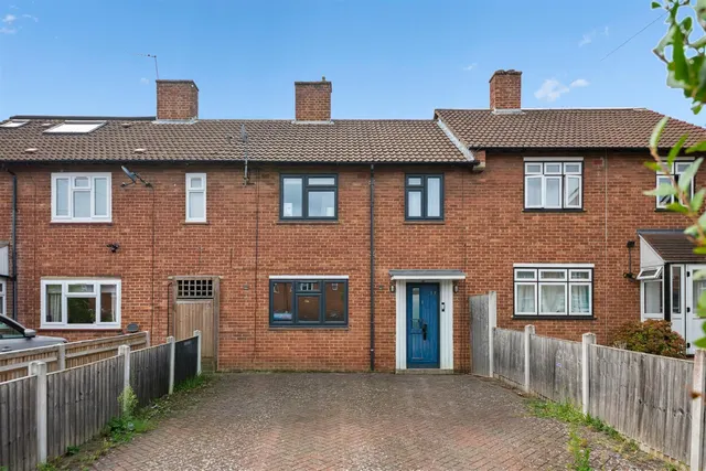 3 bedroom property — Castleton Road, Ruislip
