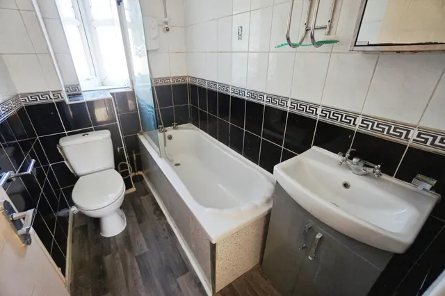 Sarah Close, Coseley, WV14, photo 3