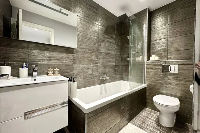 Finchampstead Road, Wokingham, RG40, photo 2