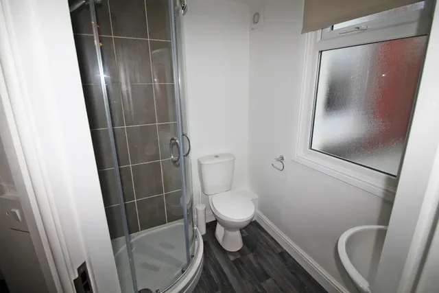 Photo 3 — Room, 18 Waterloo Road, Runcorn