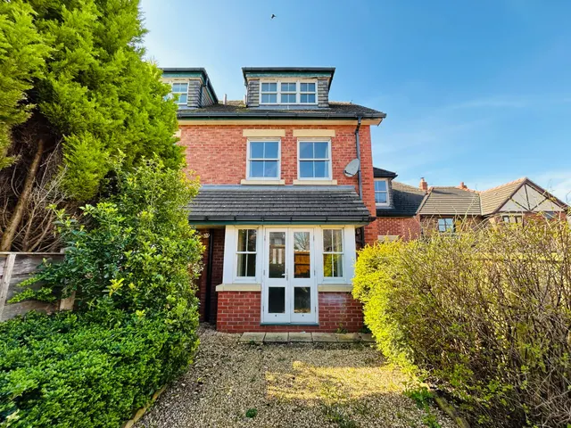 Laburnum Court, Lymm, photo 1