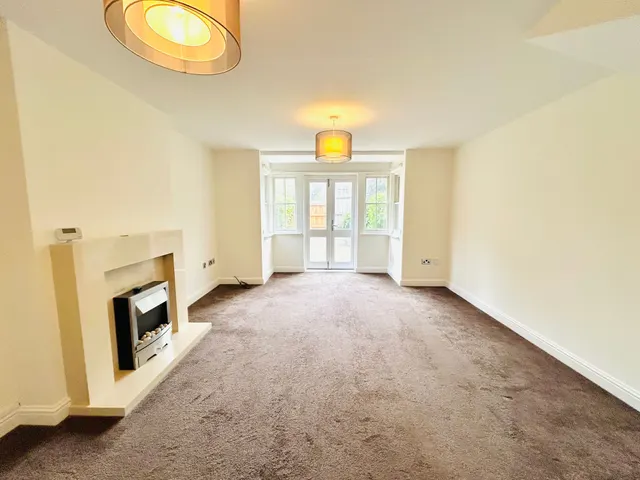 Laburnum Court, Lymm, photo 2