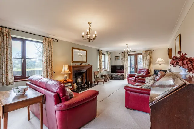 Substantial Detached Home in Sporle, photo 2