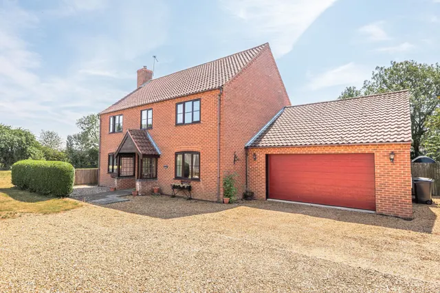 Substantial Detached Home in Sporle, photo 3