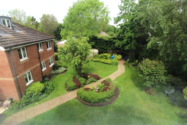 Photo 3 — Darkes Lane, Potters Bar EN6 1DH