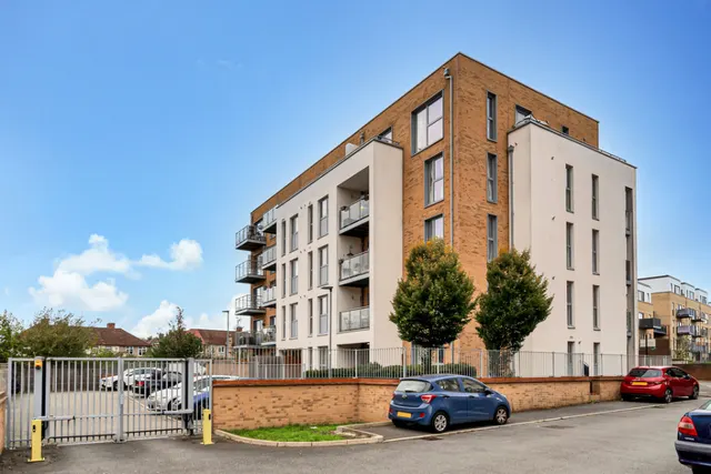 Manor Lane, Feltham, photo 1