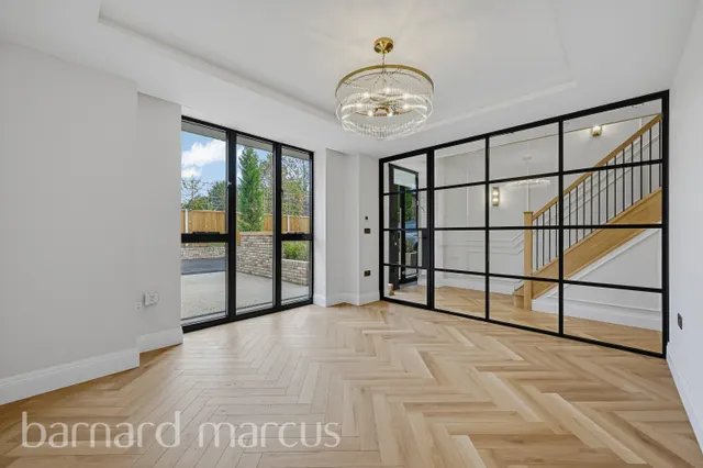 Winston Close, London, SW20, photo 1