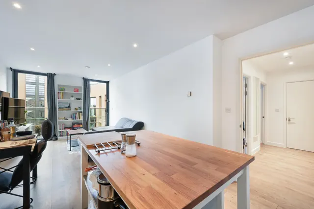Baltic Avenue, Brentford, TW8, photo 2
