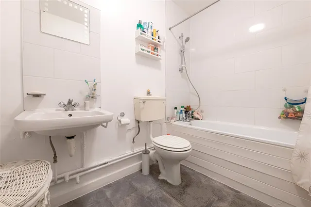 Photo 3 — Clarendon Road, London, W11