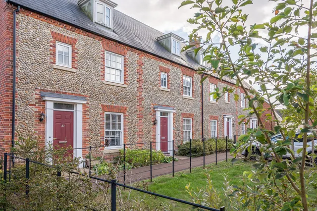 Spacious Three Bedroom Brick and Flin, photo 1