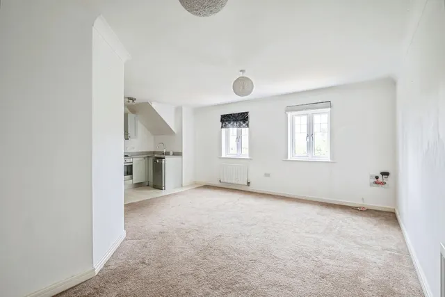 Halcyon Close, Oxshott, KT22, photo 2