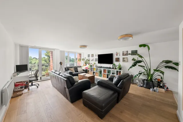 Photo 2 — Holland Gardens, Brentford, TW8 0BE
