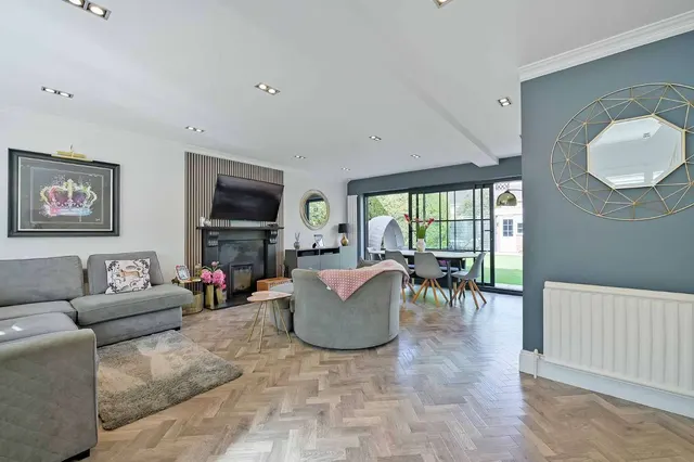 Photo 2 — Hearne Drive, Holyport, Maidenhead, Windsor And, SL6 2HZ
