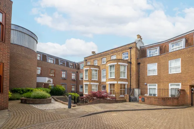 Photo 3 — Lower Square, Isleworth, TW7