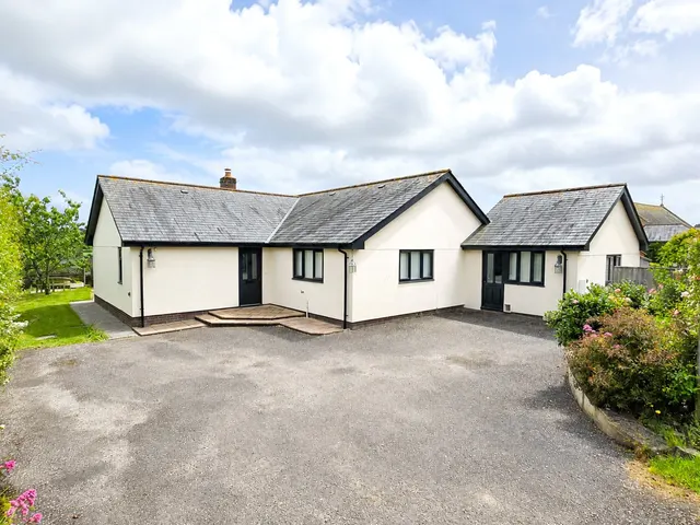 Hector Close, Dolton, EX19, photo 1
