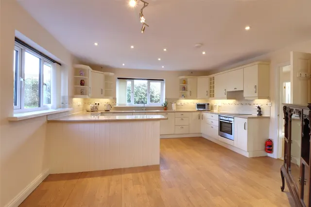 Hector Close, Dolton, EX19, photo 3