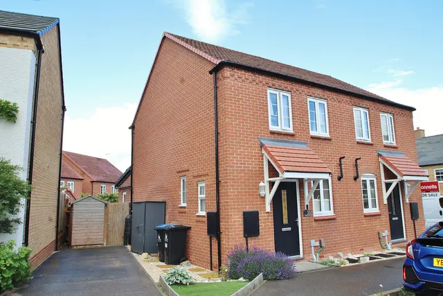 Kestrel Crescent, Witney, photo 1
