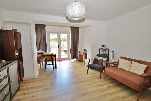 Kestrel Crescent, Witney, photo 2
