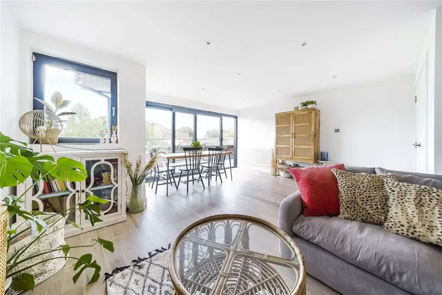 Lyons Crescent, Tonbridge, Kent, TN9 1FB, photo 1