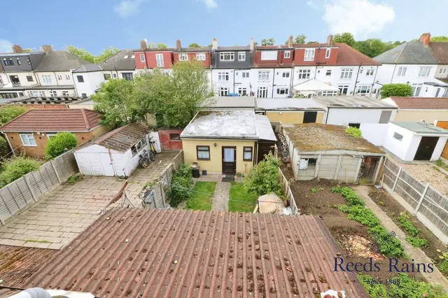 Photo 3 — Middleton Gardens, Ilford, IG2
