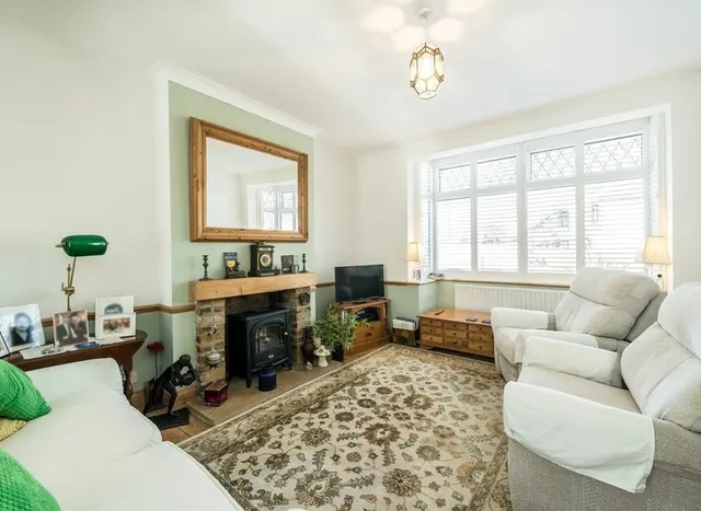 Photo 3 — Woodland Way, Tooting, CR4