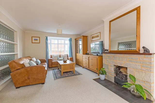 Photo 3 — Dorchester Close, Cranbrook Drive, Maidenhead, Berkshire
