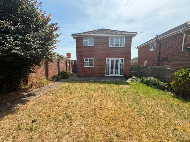 Photo 2 — Dorchester Close, Cranbrook Drive, Maidenhead, Berkshire