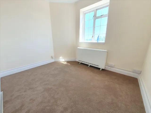 Great West Road, TW5, photo 2