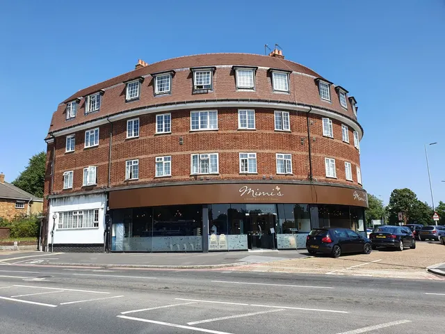 Great West Road, TW5, photo 1