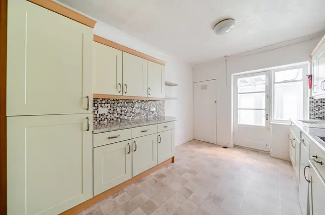 The Crescent, Lancing, BN15, photo 3