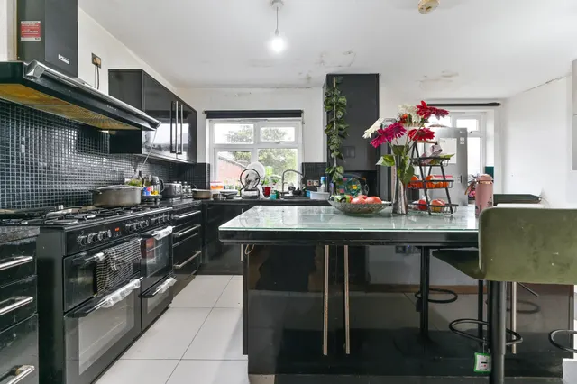 Photo 3 — 156 Green Lane, London