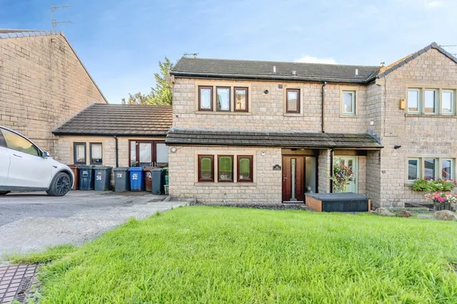 Barn Field Close, Colne, BB8, photo 1