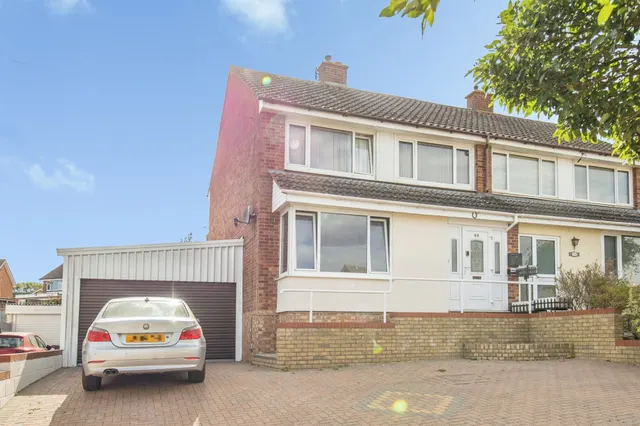 Radcliffe Drive, Ipswich, photo 1