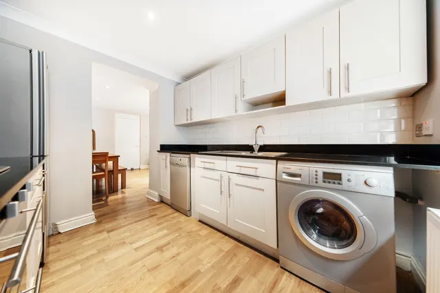 Photo 2 — 4a Cornwall Crescent, London