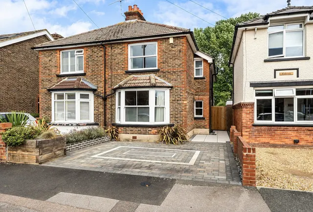 Lumley Road, Horley, RH6 7JL, photo 1