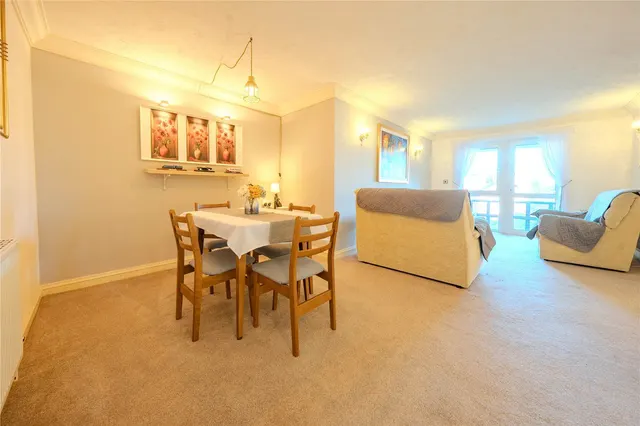 Harrogate Road, LS17, photo 3