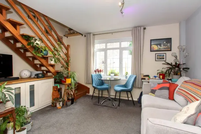 Photo 2 — Grove Gardens, TRING, Hertfordshire, HP23 5PY